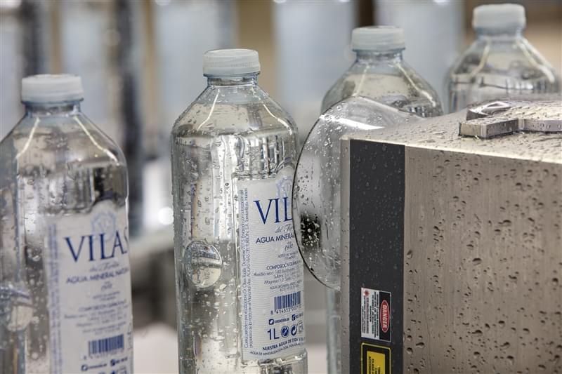 Come stampare su plastica: la soluzione laser specifica per il PET